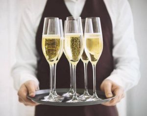 Hay-ngung-lam-tuong-giua-ruou-champagne-va-ruou-vang-no