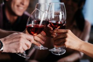 2-chai-ruou-vang-Phap-nhat-dinh-phai-thu-khi-den-tm-wine