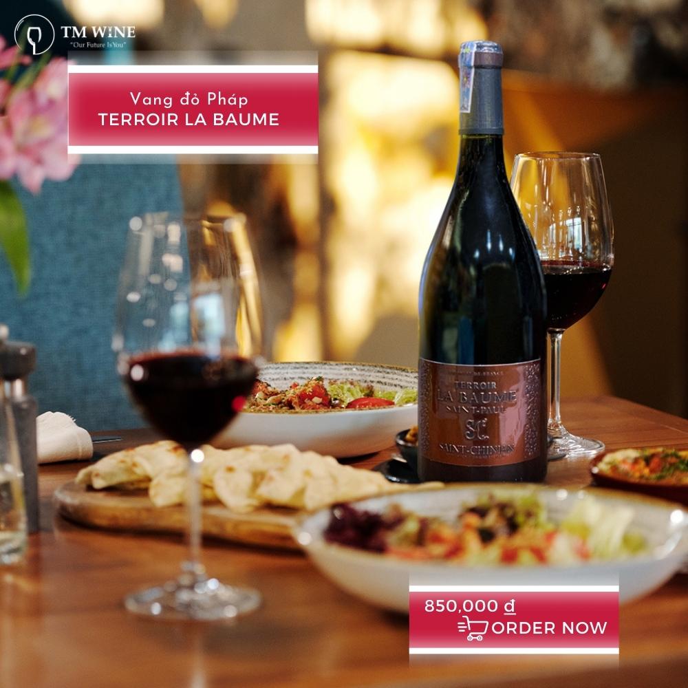 Rượu vang đỏ Terroir La Baume khi phục vụ trên bàn tiệc.